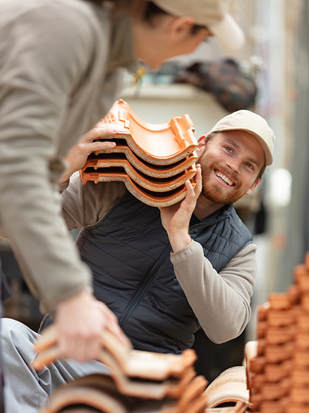 Dachdeckerteam arbeitet gemeinsam