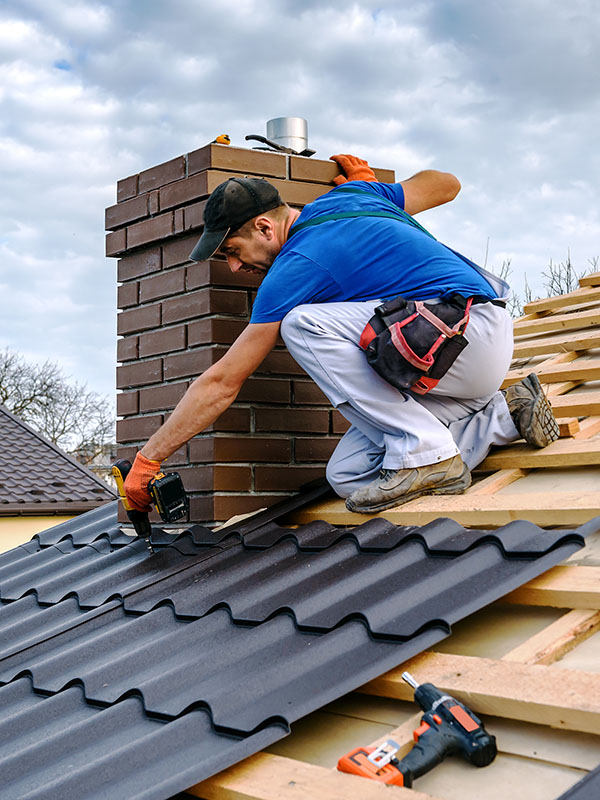 Dachdecker bei der Arbeit