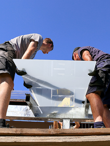 Scheibe wird in Glasdach eingesetzt