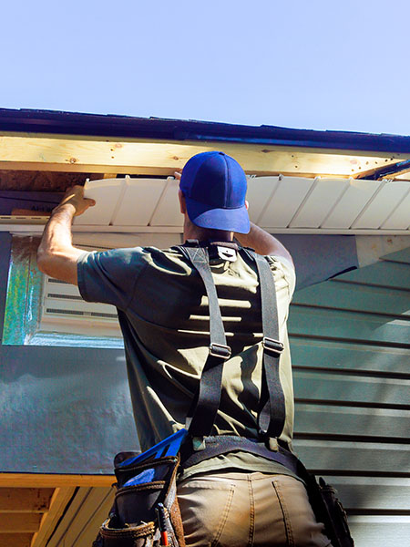 Fassade unter Dachvorsprung wird erneuert