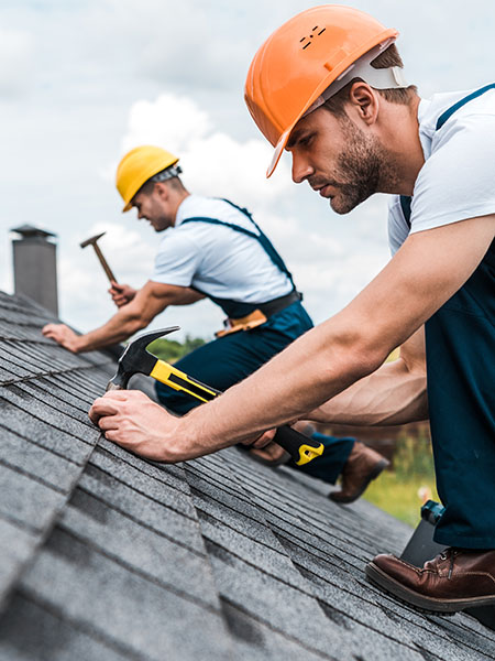 Dachdecker bei der Arbeit auf dem Dach