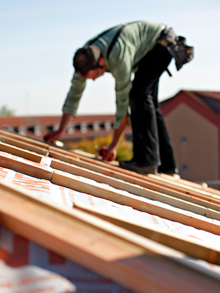 Dachdecker bei der Arbeit
